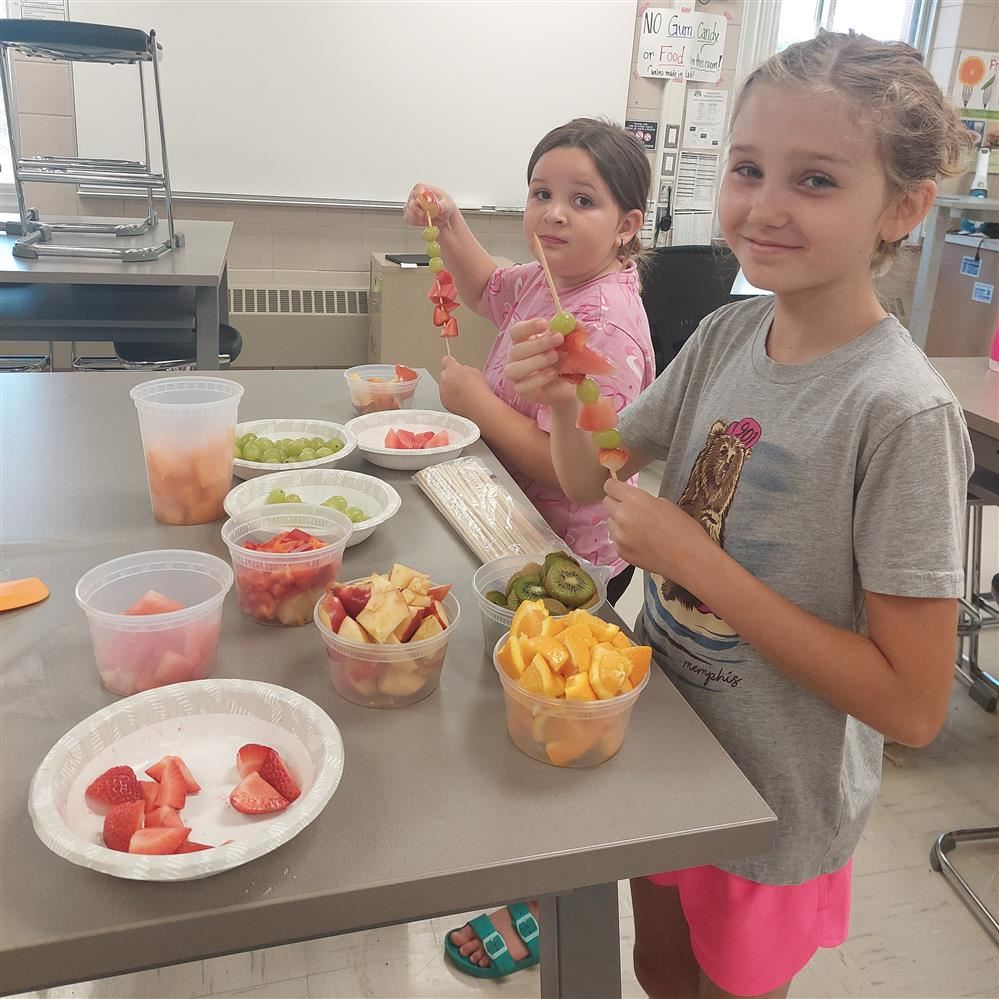  Two girls cooking